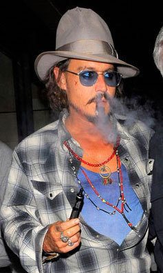 Johnny Depp et sa cigarette électronique
